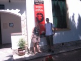 Marion et moi devant le musée du Ché